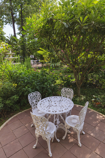 Mesa de jardín y sillas
 - Foto, imagen