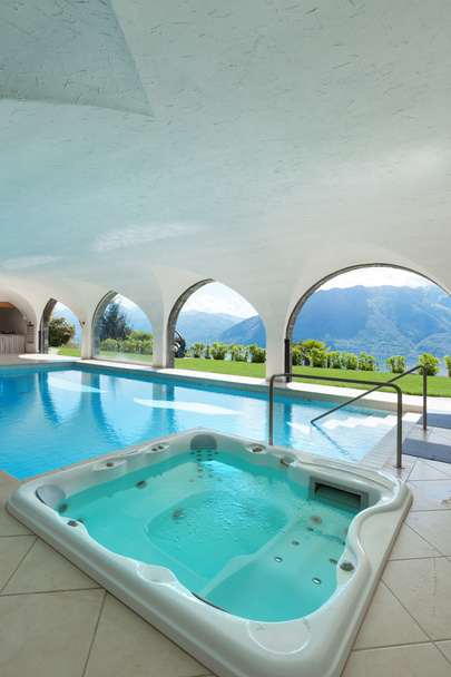 Binnenzwembad van een villa - Foto, afbeelding