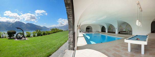 piscina di una villa, interno
 - Foto, immagini