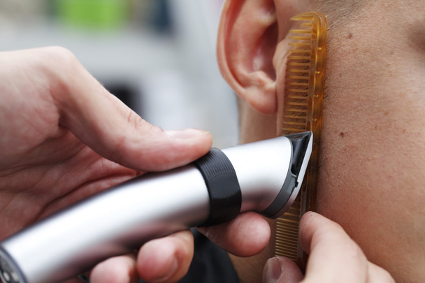 Usta Kuaför Saç kesimi closeup yapıyor - Fotoğraf, Görsel