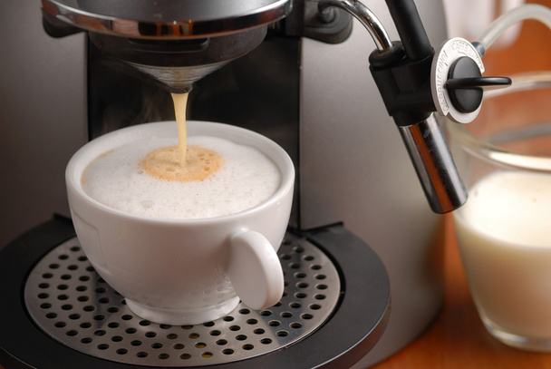 cappuccino maken - Foto, afbeelding