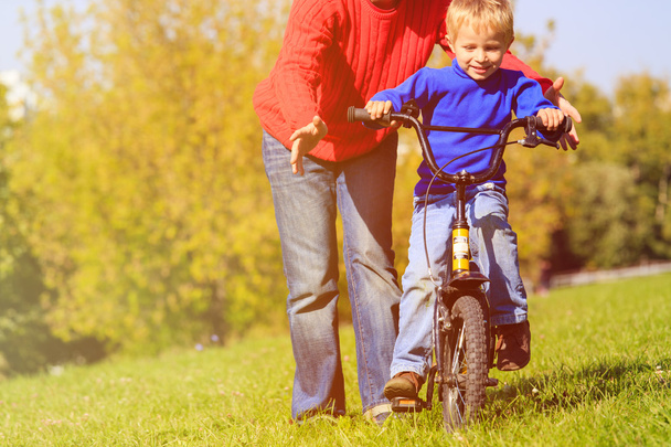 vader leert zoon fietstocht - Foto, afbeelding