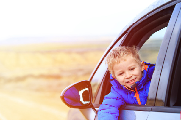 heureux petit garçon voyage en voiture
 - Photo, image