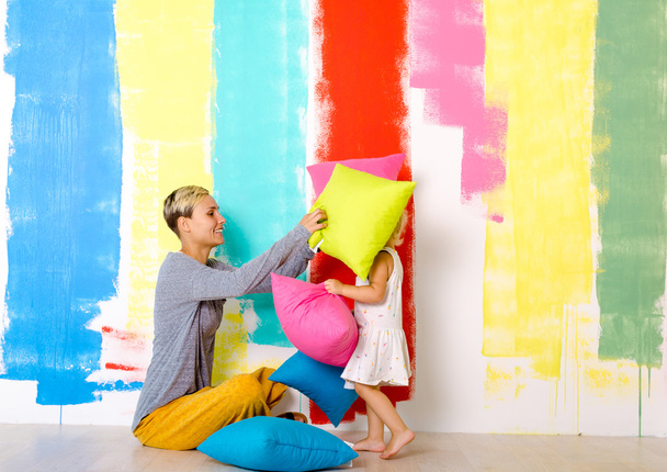 Mother and daughter have pillow fight - Foto, Imagen