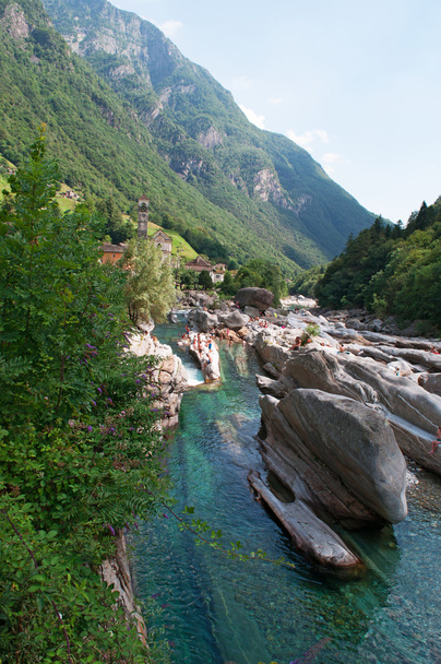 Lavertezzo, Szwajcaria: widok na rzekę Verzasca ze skałami i kanionem  - Zdjęcie, obraz
