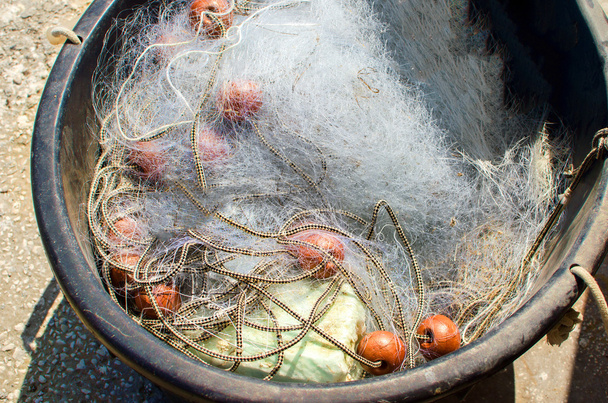 red de pesca fundida en una cesta
 - Foto, Imagen
