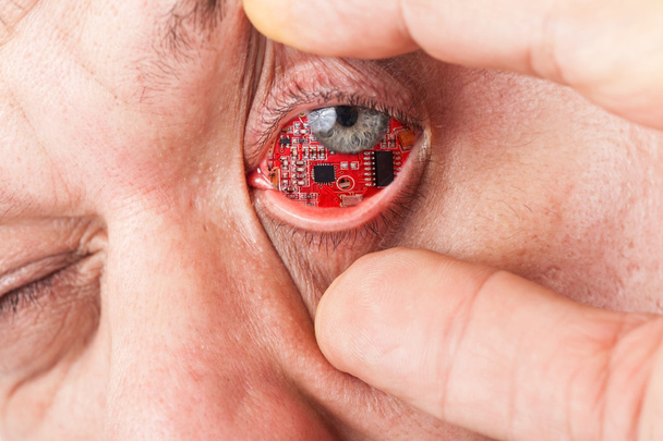 Hombre con una placa de circuito en el ojo
 - Foto, Imagen