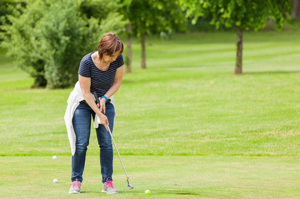Žena na Putting na golfovém hřišti - Fotografie, Obrázek