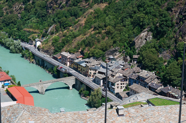 Bard, Valle de Aosta (Valle d 'Aosta), Italia, Europa: vista aérea de la Dora Baltea, un río nacido del Mont Blanc, un afluente izquierdo del río Po, visto desde la cima del Fuerte Bard, un famoso complejo fortificado del siglo XIX
  - Foto, imagen