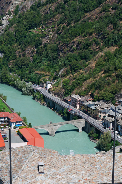Bard, Valle de Aosta (Valle d 'Aosta), Italia, Europa: vista aérea de la Dora Baltea, un río nacido del Mont Blanc, un afluente izquierdo del río Po, visto desde la cima del Fuerte Bard, un famoso complejo fortificado del siglo XIX
  - Foto, imagen