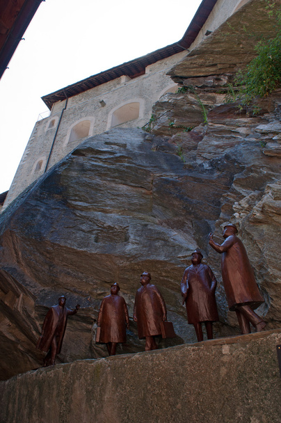 Bard, Valle de Aosta (Valle d 'Aosta), Italia, Europa: la escultura pública Empresarios, una escultura de bronce del artista canadiense William Hodd McElcheran, en Fort Bard, un famoso complejo fortificado del siglo XIX
  - Foto, imagen
