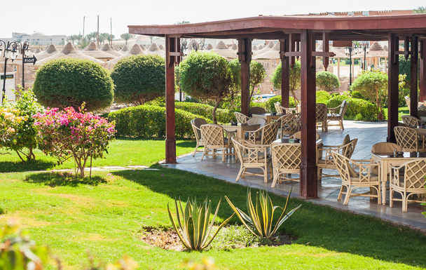 Restauracja w ogrodzie w pobliżu plaży w hotelu Sentido, Hurghada, - Zdjęcie, obraz