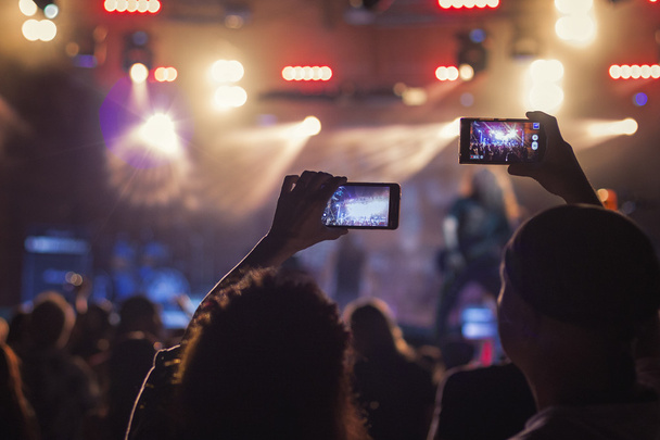 fans filmant un concert avec un mobile
 - Photo, image