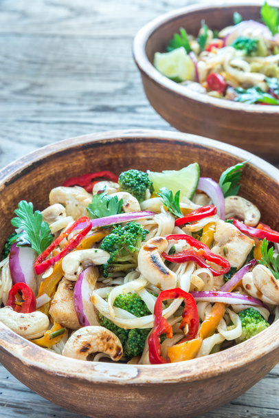 Two bowls of chicken noodle stir-fry - Foto, afbeelding