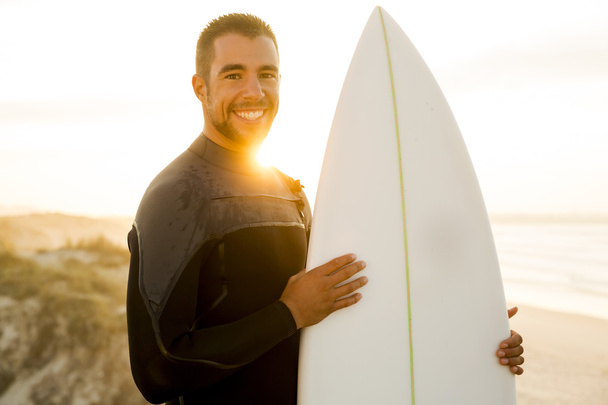  handsome young surfer smiling - Foto, afbeelding