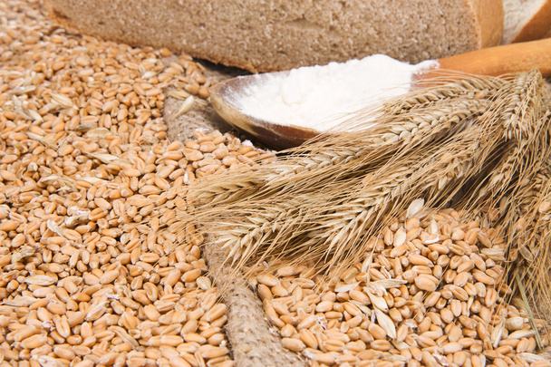 Хліб, зерно і ложка деревини на мішку
 - Фото, зображення