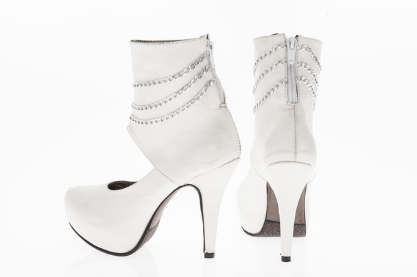 Schuhe absatzleder weiß mit ketten hell, stil stiefel für frauen auf weißem hintergrund - Foto, Bild