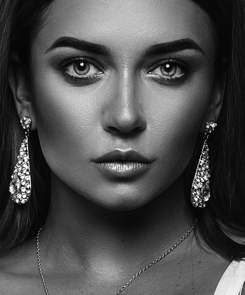 Fashion portrait of young beautiful woman with jewelry - Foto, imagen