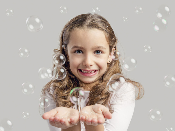 Girl playing with soap bubbles - Foto, Bild