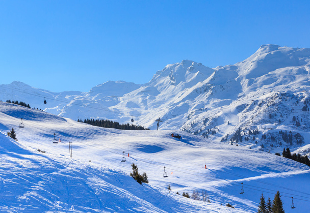 Montanhas com neve no inverno. Meribel Ski Resort, Meribel Village Center (1450 m
) - Foto, Imagem