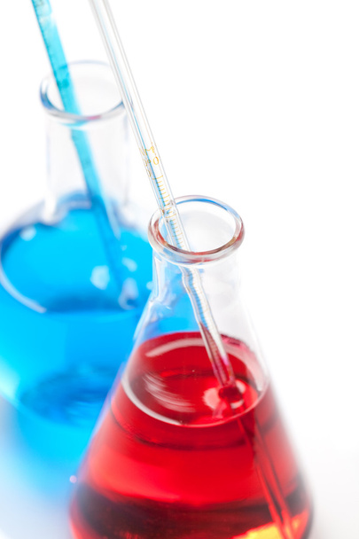 Deux flacons de laboratoire avec un liquide coloré
 - Photo, image