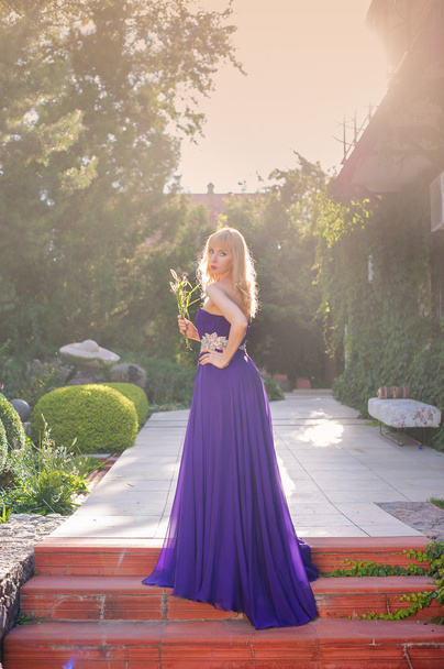 Femme porte une longue robe violette
. - Photo, image