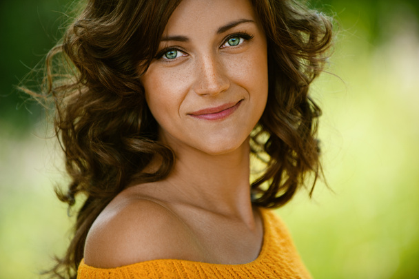 close-up γυναίκα στο πορτοκαλί πουλόβερ - Φωτογραφία, εικόνα