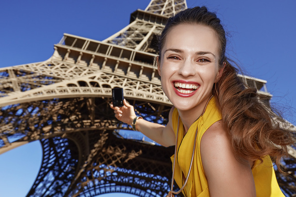 smiling young woman taking photo with camera in Paris, France - Foto, Imagem