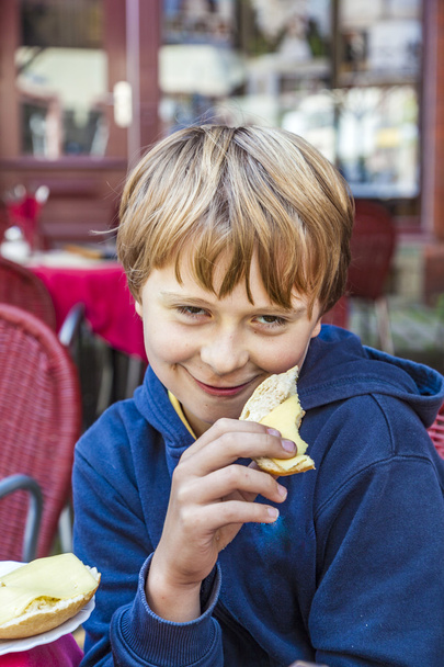 усміхнений молодий мак з хлібом в руці
 - Фото, зображення