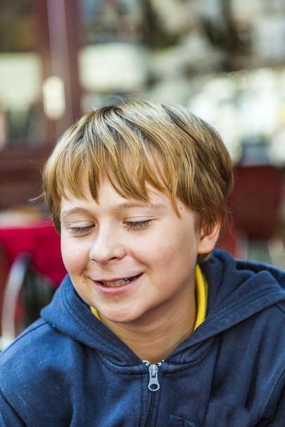 garotinho sorridente com olhos fechados
 - Foto, Imagem