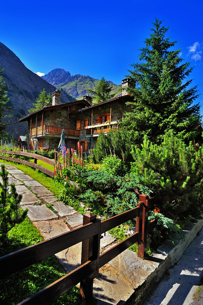 типичный альпийский дом в городе Ремес Нотр-Дам
 - Фото, изображение
