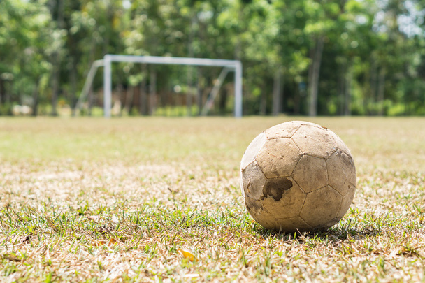 Старий футбол, сухе поле і біла мета
 - Фото, зображення