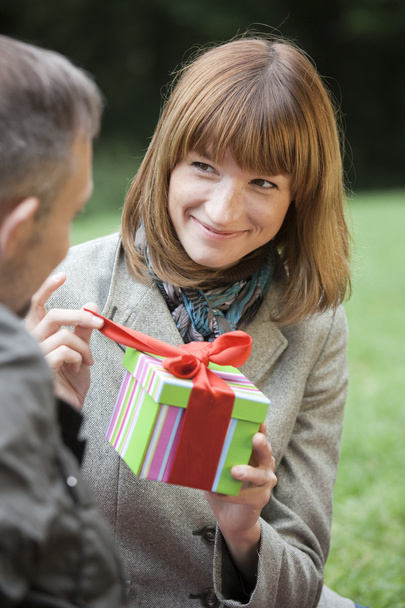Mujer abre una caja de regalo
 - Foto, Imagen