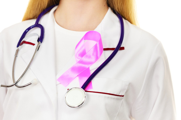 Médico con el símbolo de las ayudas de cinta de cáncer rosa en el pecho
  - Foto, Imagen