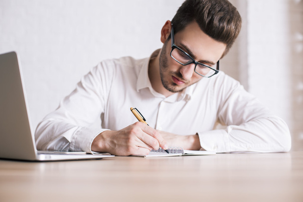 Man writing in notepad - Фото, зображення