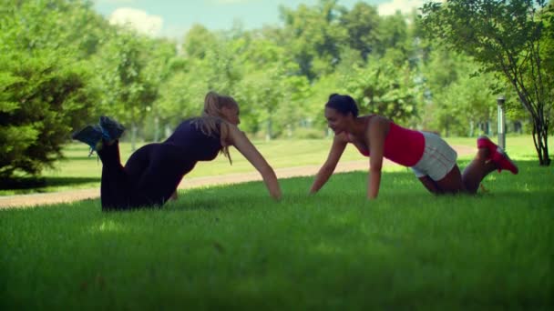 Mulher, faz exercício. Mulher fitness empurrando na grama verde no parque
 - Filmagem, Vídeo