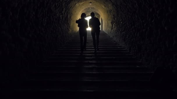 Silueta ženy mizí v tmavém tunelu - Záběry, video