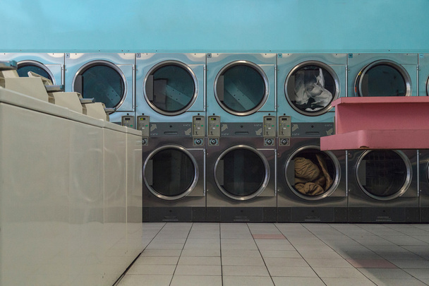 Washing clothes and drying at the Laundromat - Foto, Imagem