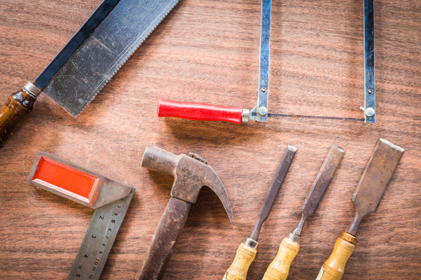 viejo y grunge conjunto de herramientas de mano muchos para carpintería sobre fondo de piso de madera
 - Foto, imagen