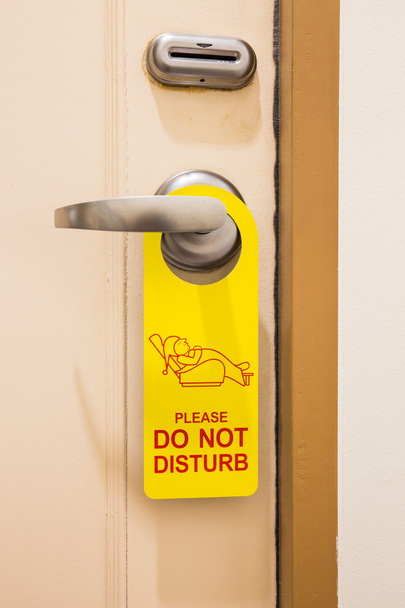 S'il vous plaît ne pas déranger signe accrocher sur la poignée de porte à l'hôtel
 - Photo, image