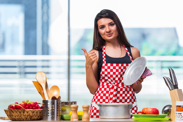 Femmina cuoco preparare la minestra in cucina illuminata
 - Foto, immagini