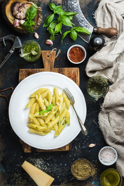 Penne with pesto sauce, parmesan cheese - Foto, imagen