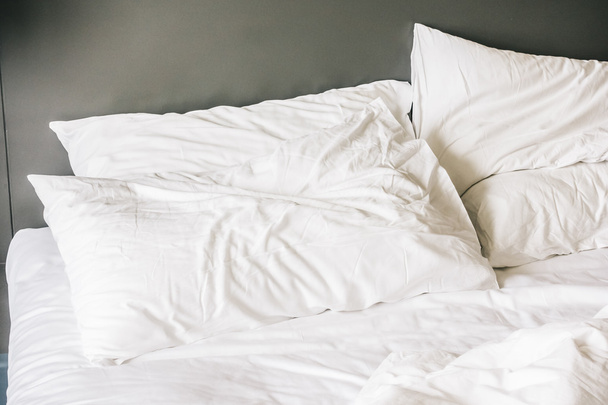 fehér párna az ágyon - Fotó, kép