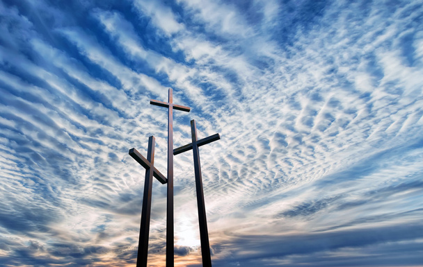 drei Kreuze über den wolkenverhangenen Himmel - Foto, Bild