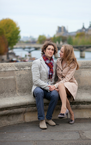 Pareja romántica en París, teniendo una cita
 - Foto, imagen