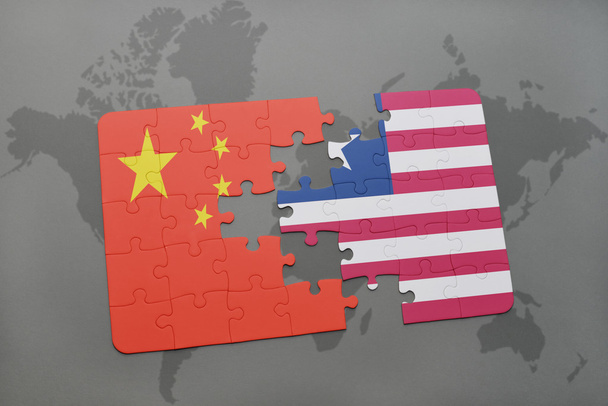 puzzel met de nationale vlag van China en Liberia op een wereld kaart achtergrond. - Foto, afbeelding