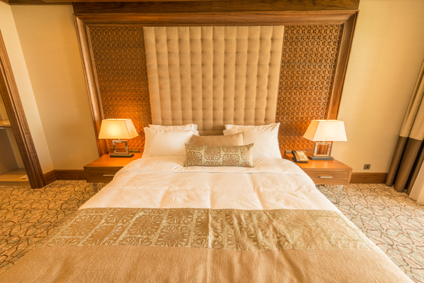 modernes Hotelzimmer mit großem Bett - Foto, Bild