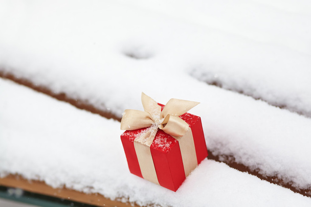 gift box in the snow outdoors - Φωτογραφία, εικόνα
