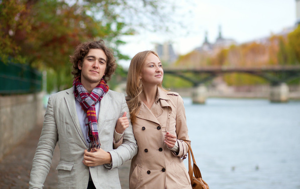 Romantic couple in Paris at fall, having a date - Foto, imagen
