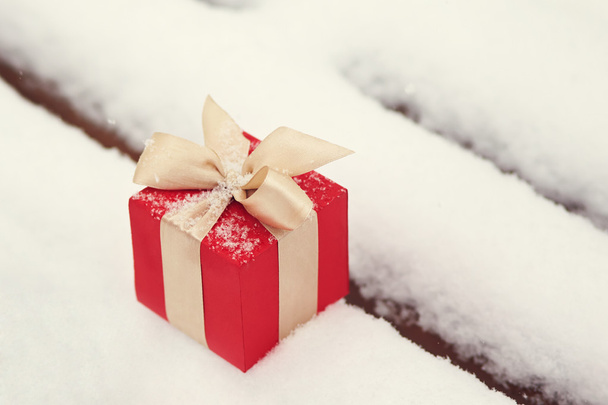 gift box in the snow outdoors - Zdjęcie, obraz